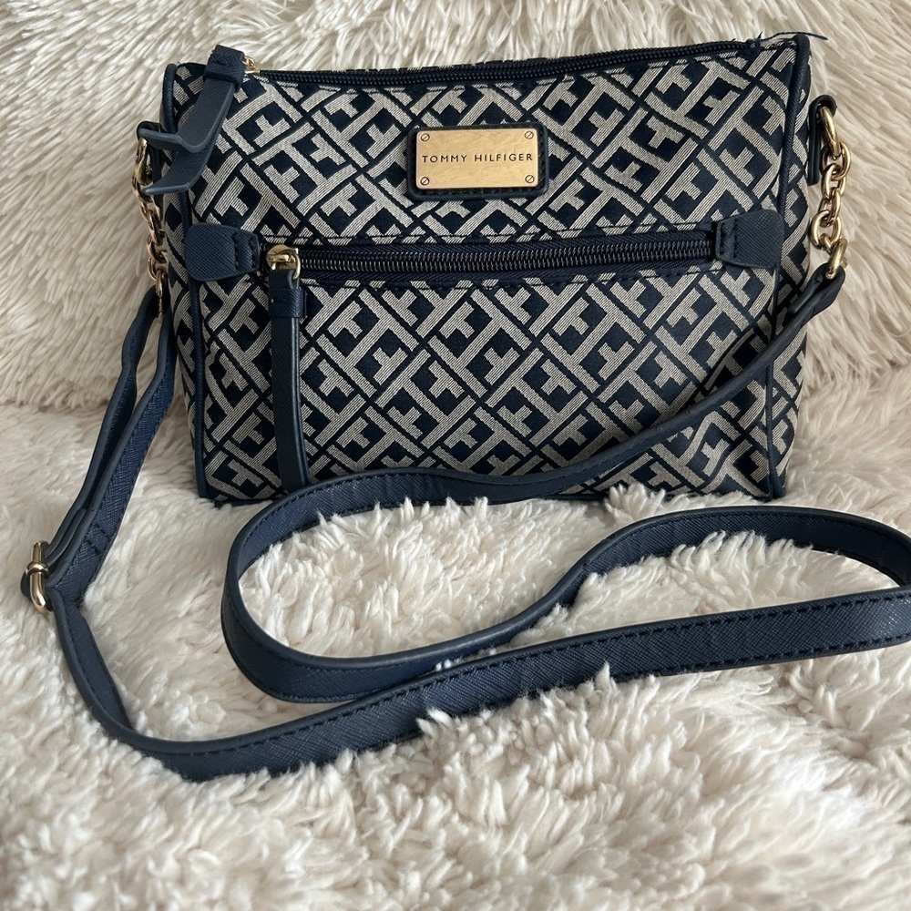 NWOT Tommy Hilfiger Navy Crossbody Bag with Geometric Pattern​​​​​​​​​
